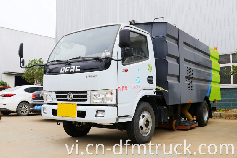 Dongfeng Dollicar D6 102hp 4x2 Road Sweeper Truck